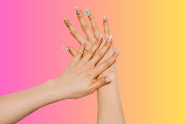 manos con uñas acrilicas