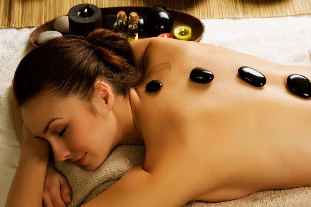 chica con piedras spa