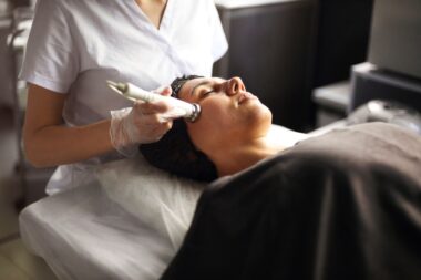 mujer haciendo tratamiento de radiofrecuencia facial